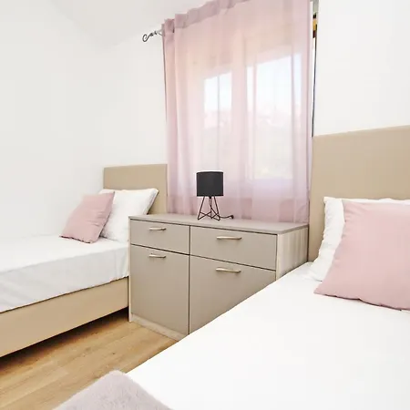 Sunshine 2 Gostinjska kuća 3*